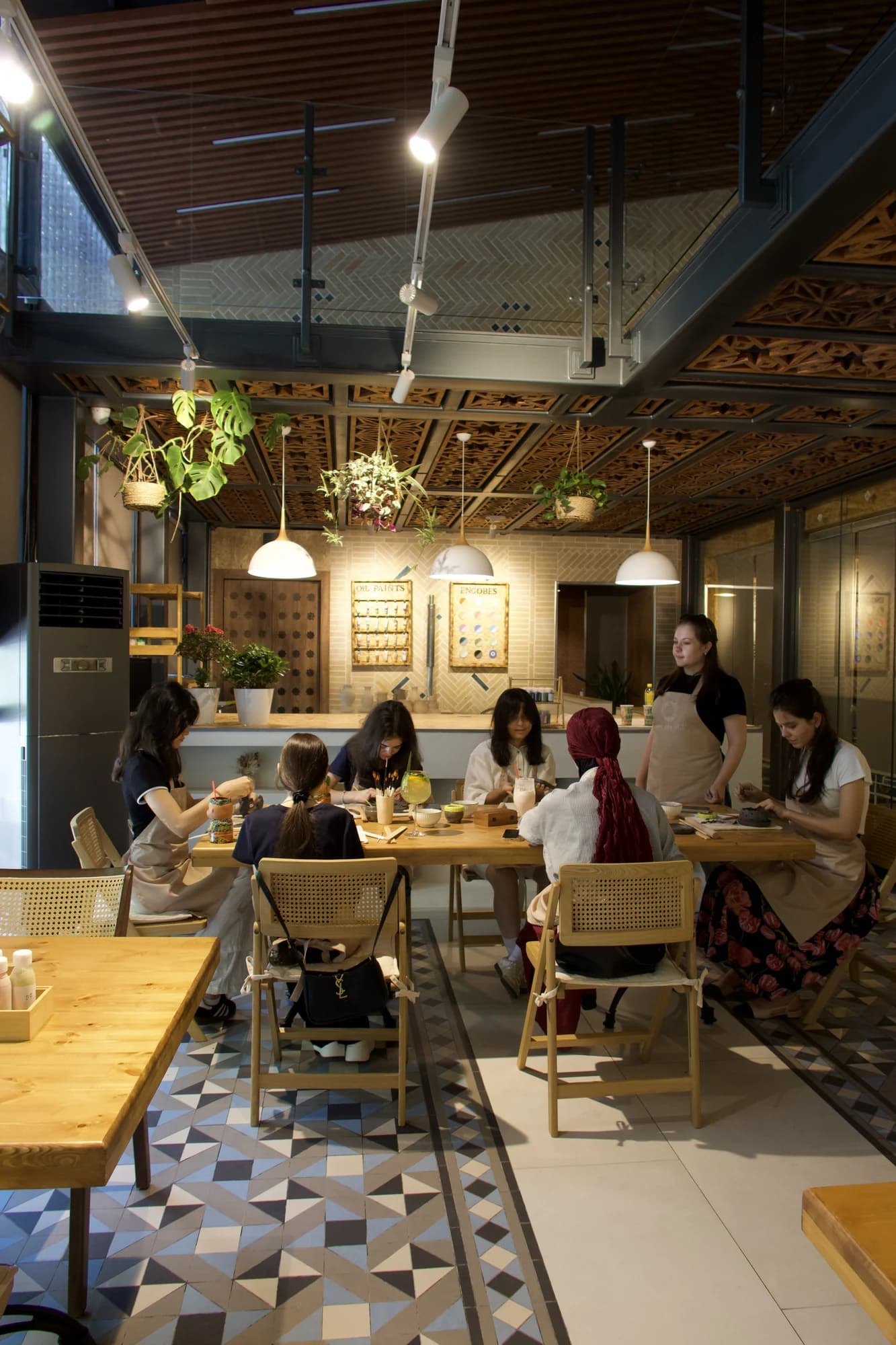 Керамическая студия Art Lounge со столом, вазой, чашами, кистями, полками и светом из окна